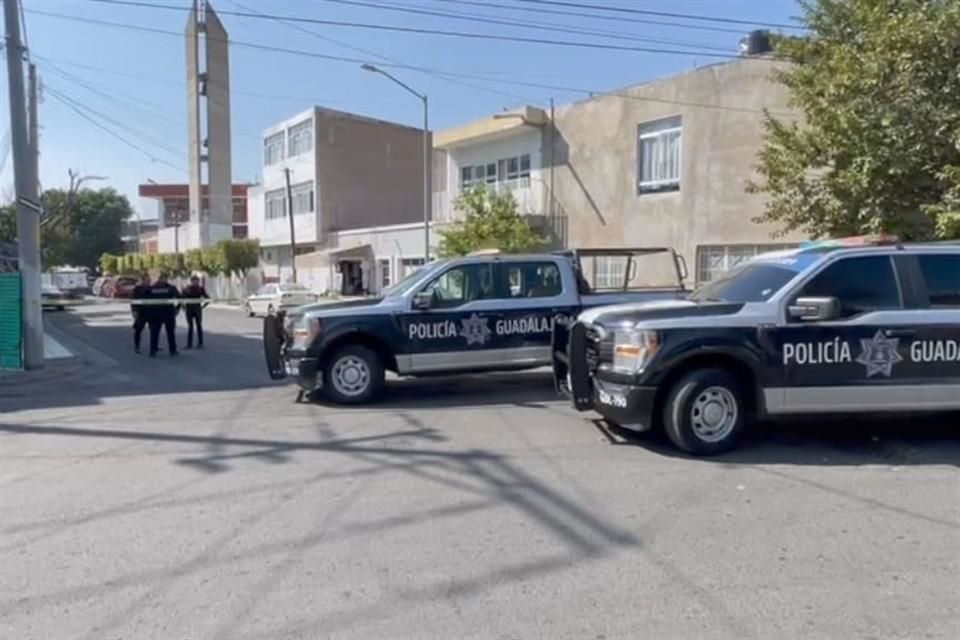 Peritos y policías realizaron un cateo en  la Colonia Santa María, en Guadalajara, buscando pistas de una mujer desaparecida.