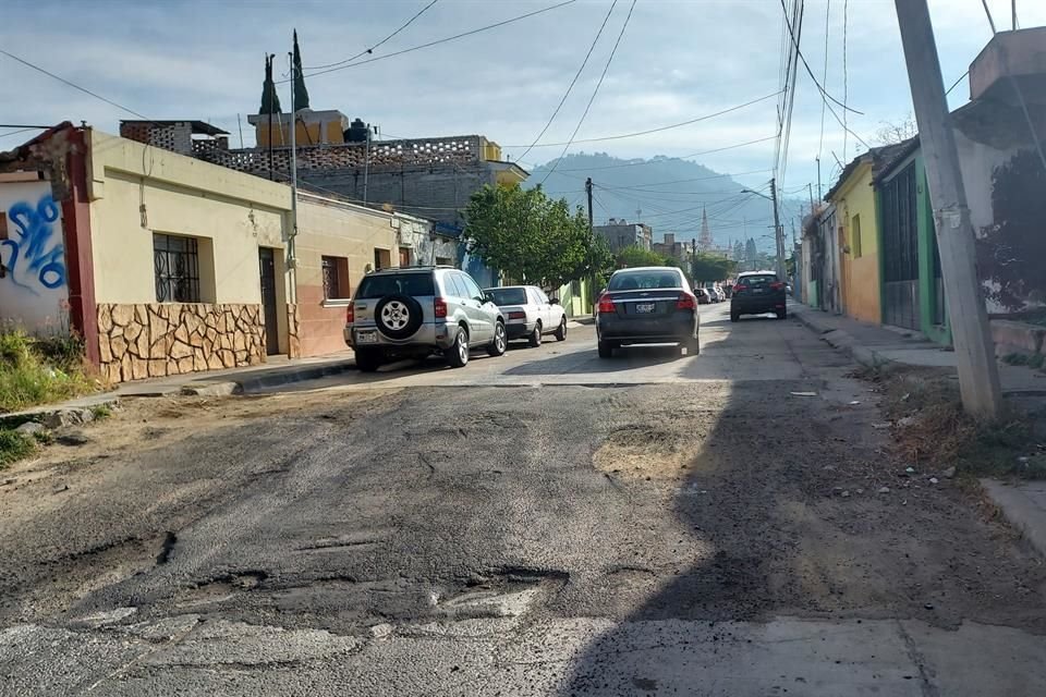 Reportan secuelas de los temblores y hundimientos provocados por una falla geológica en la Calle Bustamante, en Ciudad Guzmán.