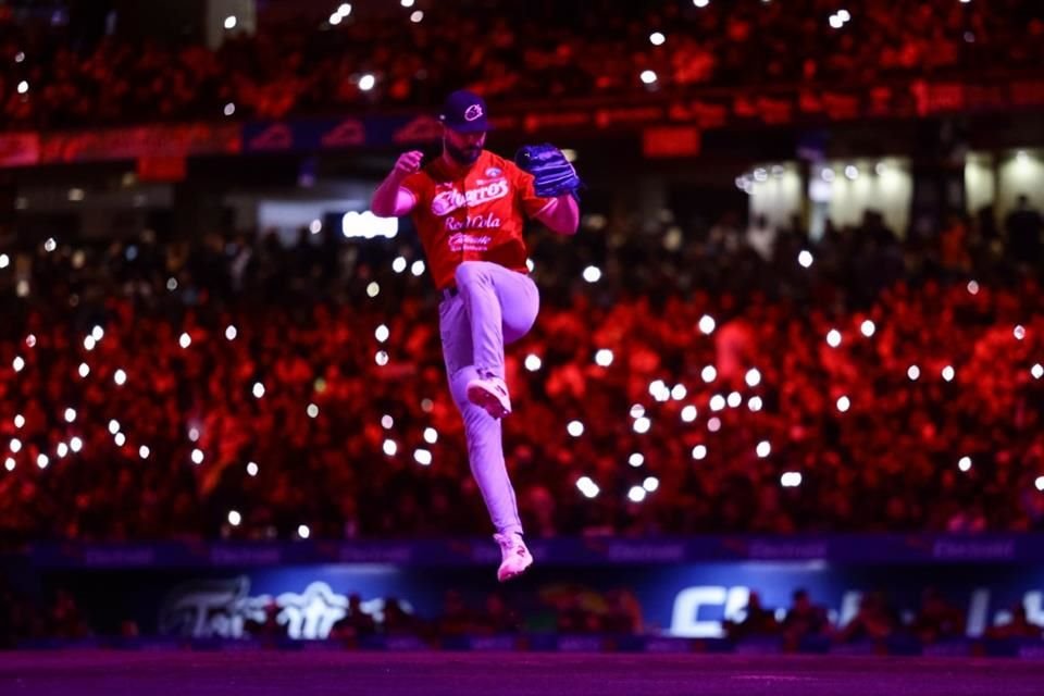 En fabuloso segundo juego, que se extendió hasta los extrainnings, los Charros de Jalisco vencieron 2-1 a los Tomateros de Culiacán.