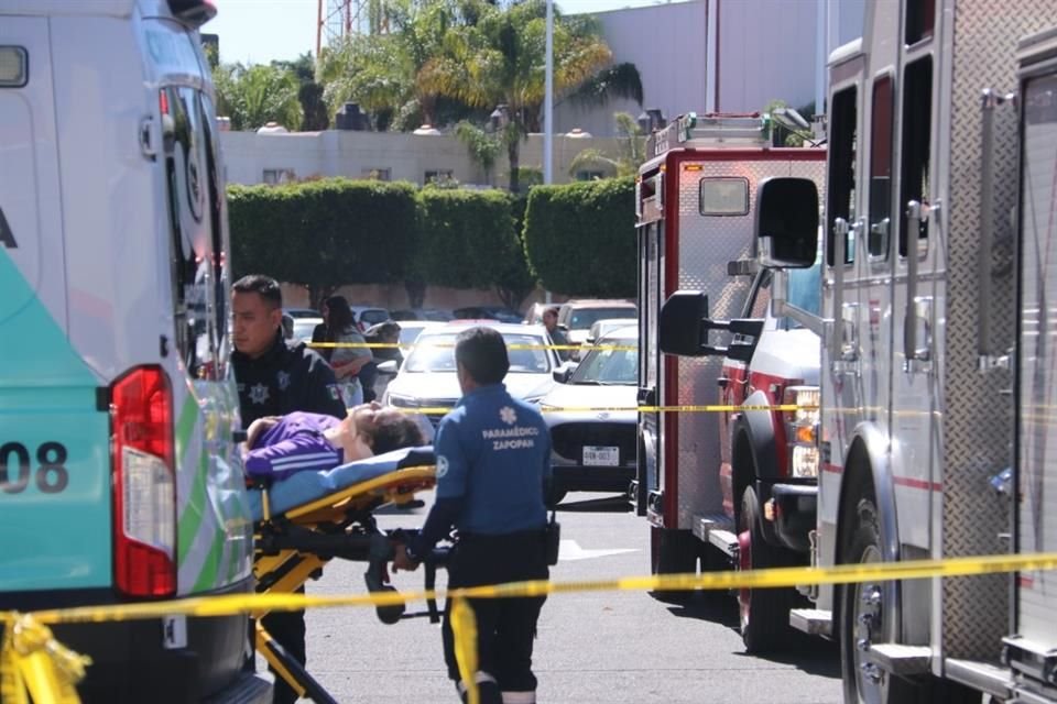 La víctima del accidente había quedado prensada entre el automóvil y las instalaciones de una lavandería de la plaza.