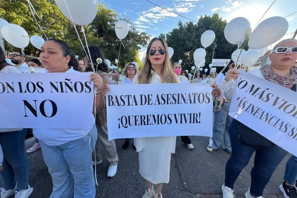 Cientos de personas marcharon ayer en Culiacán, Sinaloa, tras el crimen de un padre de familia y sus hijos.