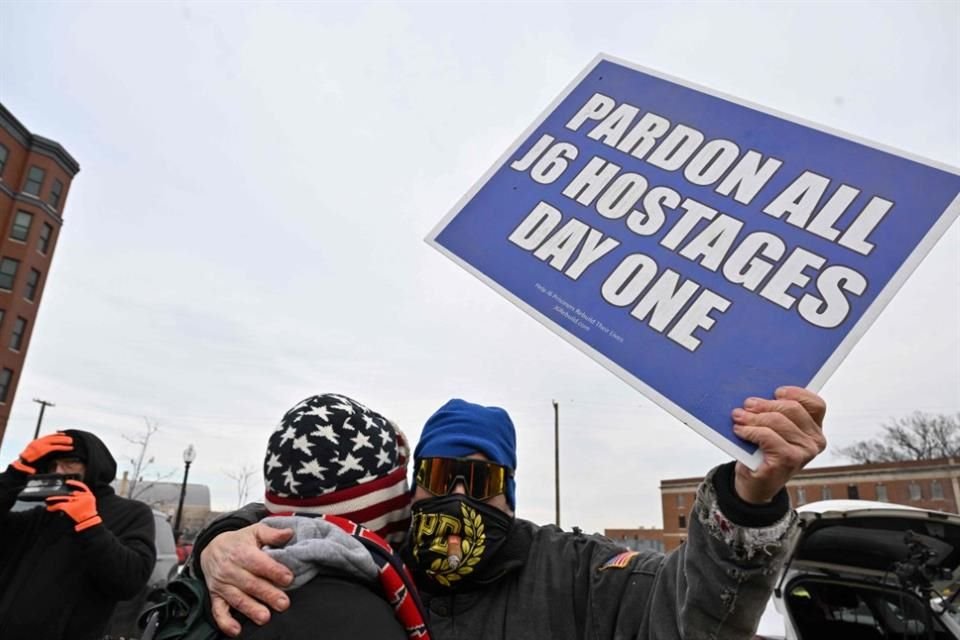 Un hombre sostiene un cartel que dice 'perdonen a todos los rehenes del 6 de enero', en Washington el 21 de enero del 2025.