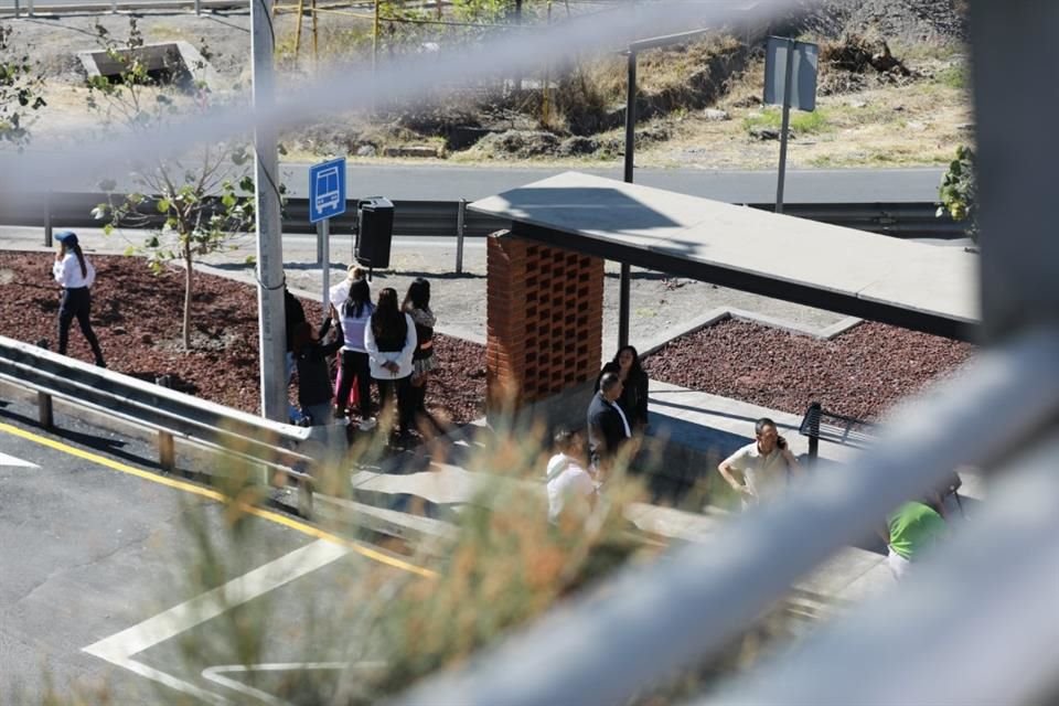 Inauguración de tres parabuses para el transporte público sobre Carretera a Chapala, en el Aeropuerto, Agaves y Rancho Alegre.