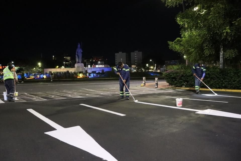 Para mejorar tránsito peatonal y de autos realizan intervenciones en la Glorieta Minerva, con señalamiento horizontal de los cinco carriles.