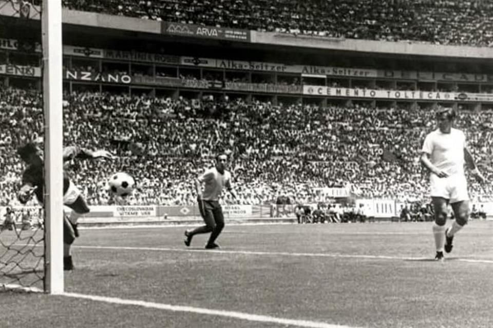 La denominada atajada del siglo se vivió en la cancha del Estadio Jalisco, con Pelé y Banks como protagonistas.