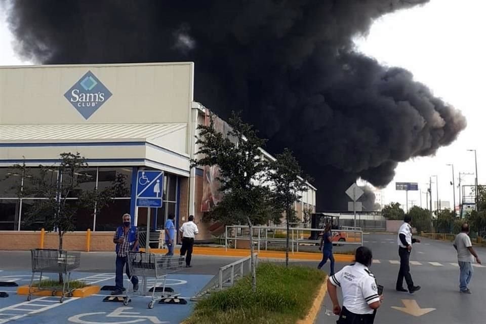 El incendio se reportó alrededor de las 14:30 horas.