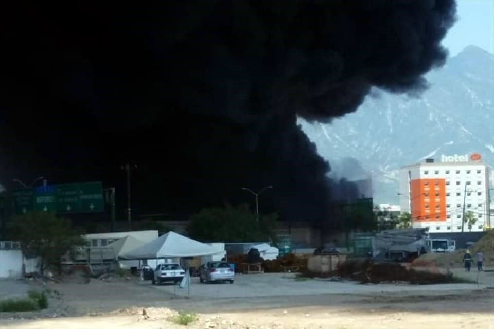El incendio se reportó alrededor de las 14:30 horas.