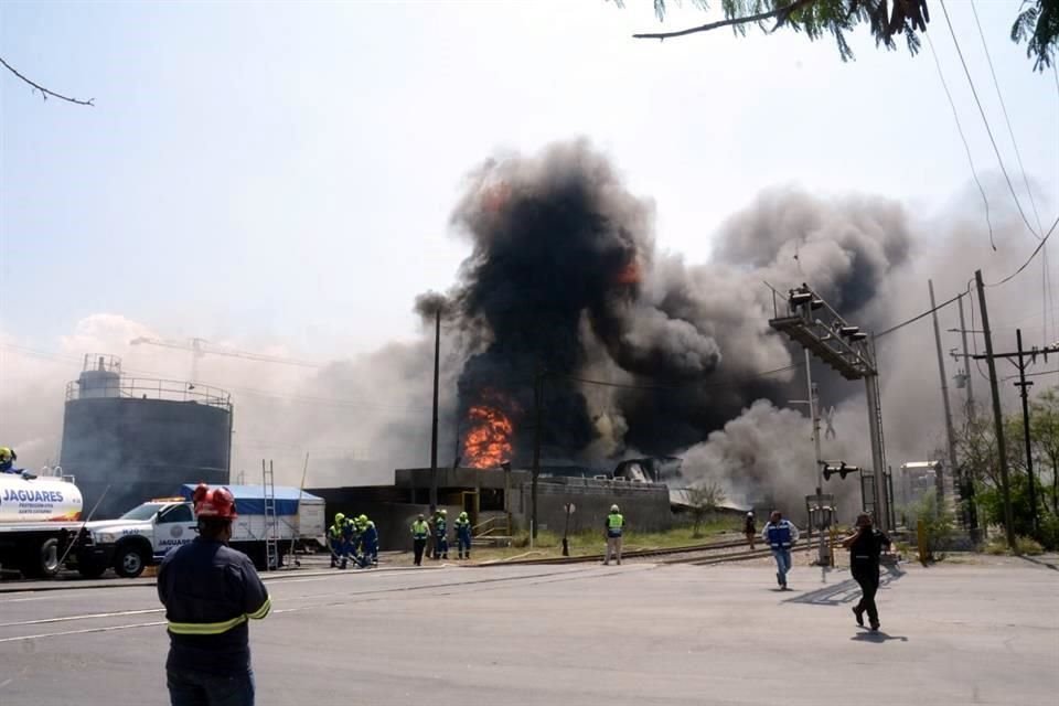 El siniestro se reportó alrededor de las 14:40 horas, en las instalaciones de la empresa ubicada en la Carretera a Saltillo y Cuauhtémoc.