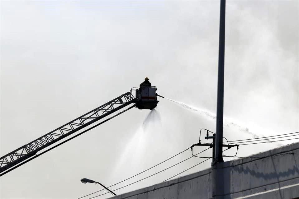 El siniestro se reportó alrededor de las 14:40 horas, en las instalaciones de la empresa ubicada en la Carretera a Saltillo y Cuauhtémoc.