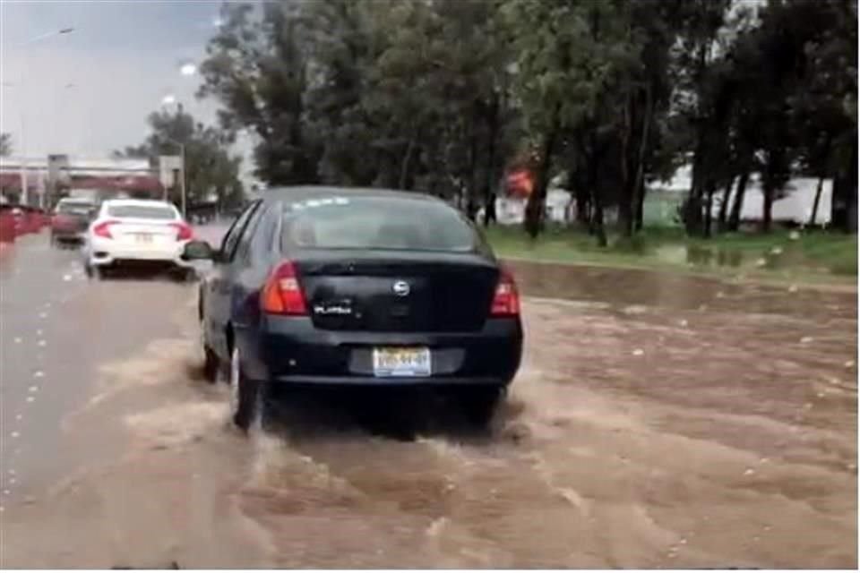 Desde este año, un tramo del Periférico, a la altura de Avenida El Colli, registra inundación que obliga a conducir a vuelta de rueda.