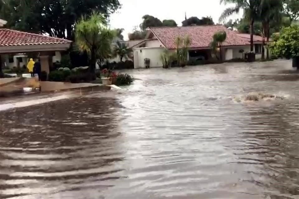 Tras la lluvia de esta tarde, colapsó una barda del Club de Golf Santa Anita y sus restos quedaron en la banqueta y parte de López Mateos.