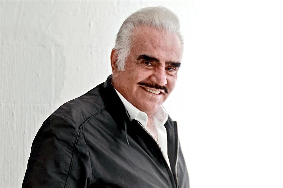 Vicente Fernández permanece con respiración artificial, tras una cirugía por fractura cervical.