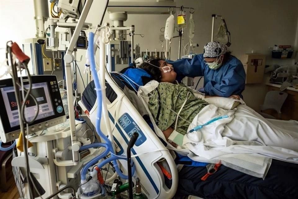 Elizabeth Gonzalez consola a su hija de 14 años luego de que fue sacada de un ventilador en Texas.
