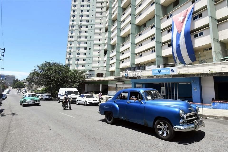 Un automóvil antiguo circula por una calle, en La Habana, capital de Cuba.