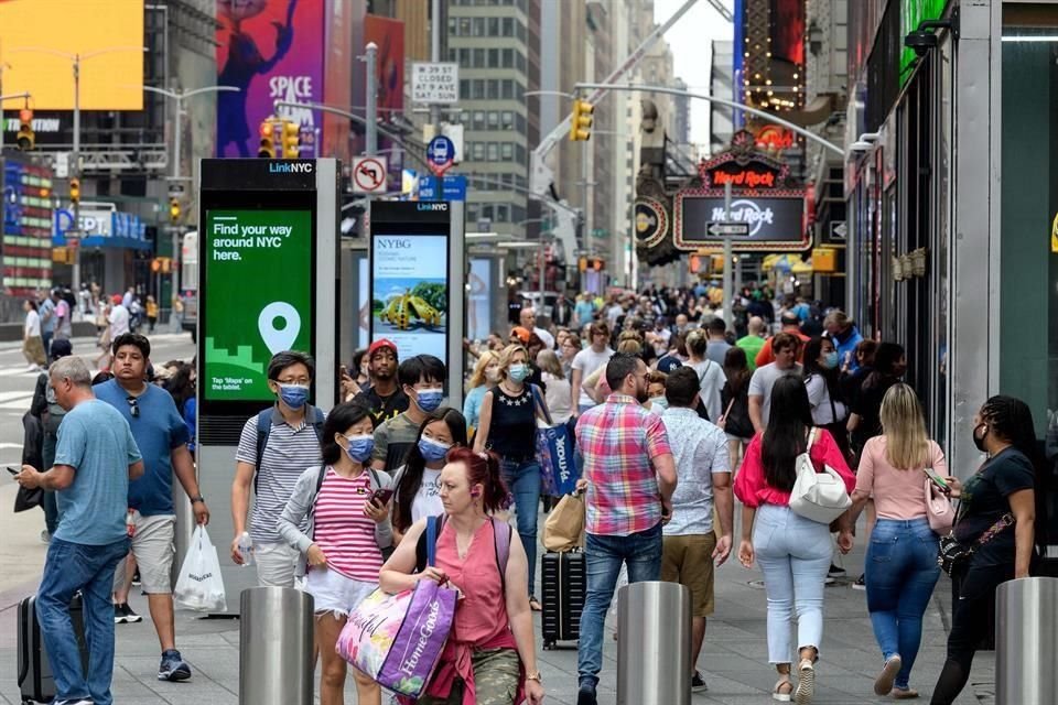 Personas caminan en una calle de Nueva York.