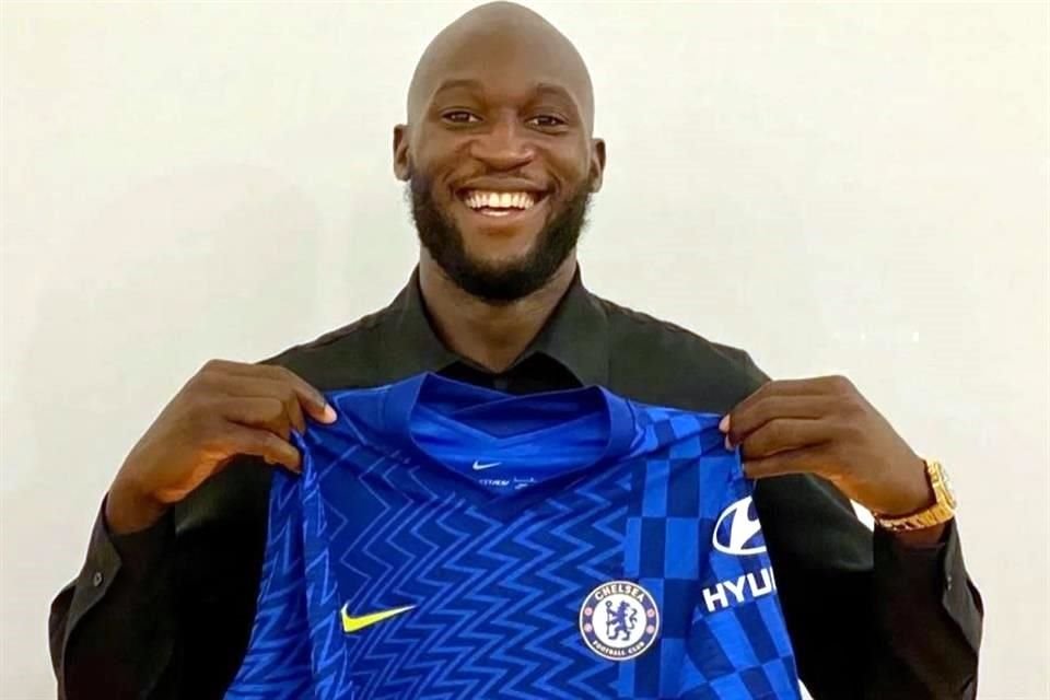 El delantero belga posando con que será su nueva playera.
