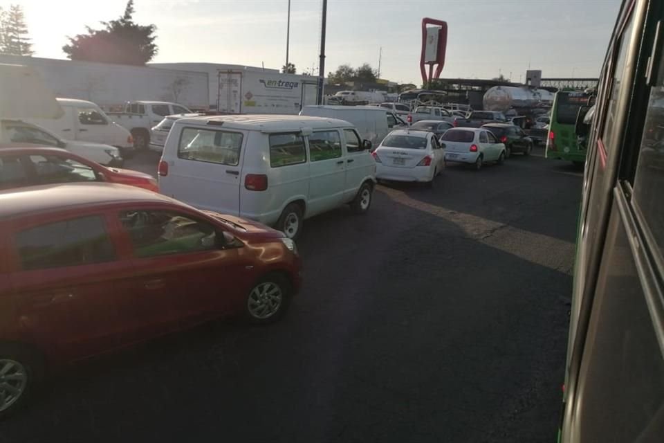 Largas filas se generan en el sentido de Colón a López Mateos por el cierre de carriles centrales en Periférico Sur, debido a la reparación de un puente peatonal.