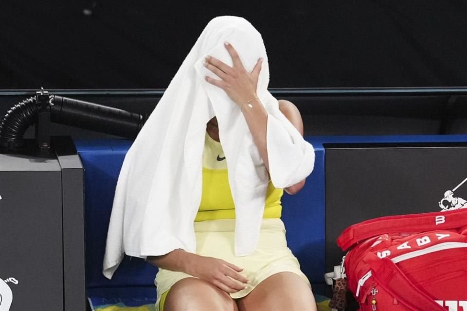 Ante la frustración por la derrota, Aryna Sabalenka rompió su raqueta contra el piso y se cubrió la cara con una toalla.