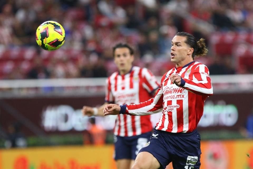 Cade Cowell y Teun Wilke durante el partido de Chivas vs Tigres.