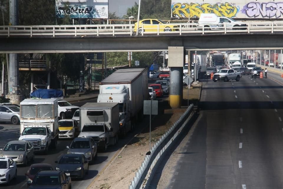 A partir de las 21:30 horas de este domingo cerrarán los carriles centrales del Periférico a la altura de Avenida Colón.