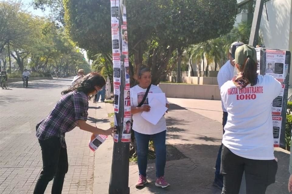 El colectivo Luz de Esperanza se reunió la mañana del domingo en la Glorieta Niños Héroes para pegar fichas de búsqueda de desaparecidos.