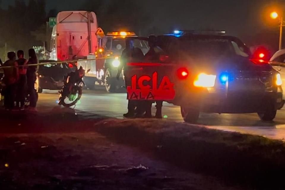 Un hombre que intentó cruzar la Carretera libre a Zapotlanejo, a la altura de la Colonia La Gigantera, murió tras ser embestido por un auto.