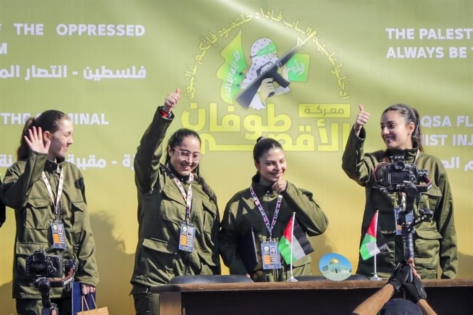 Las soldados israelíes Naama Levy, Daniella Gilboa, Karina Ariev y Liri Albag saludan a una multitud palestina antes de ser entregadas a la Cruz Roja en la Ciudad de Gaza.