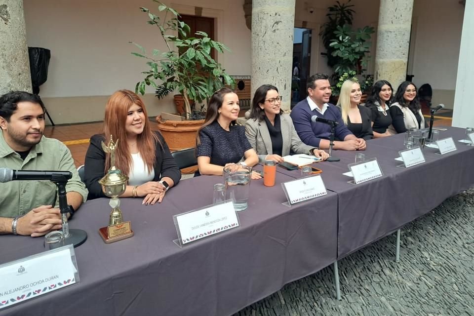 Diputada Montserrat Pérez y la coordinadora de MC en el Estado, Mirza Flores, presentaron a los ganadores del concurso.