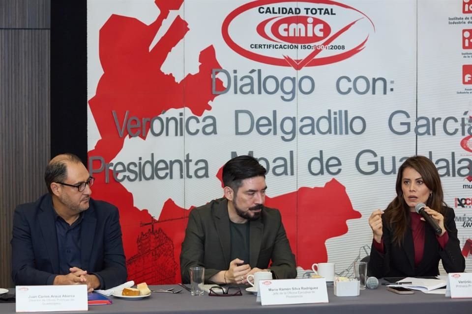 Juan Carlos Arauz Abarca, Mario Ramón Silva y Verónica Delgadillo, hablaron sobere el programa de obra pública de Guadalajara 2025.