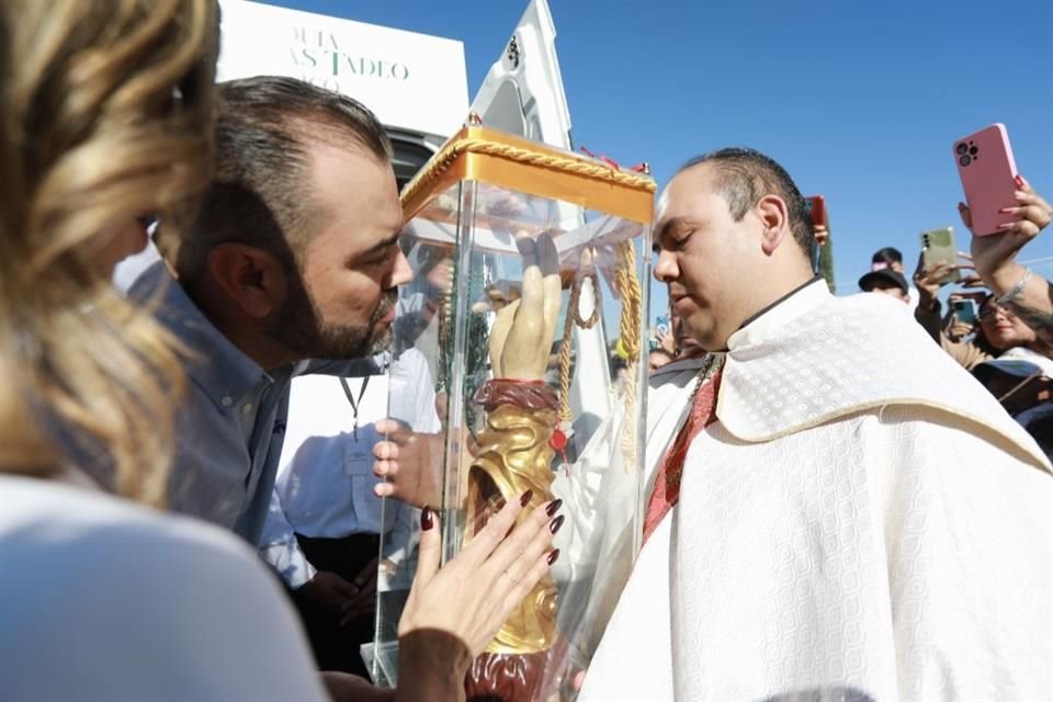 El Alcalde de Tlajomulco, Gerardo Quirino Velázquez Chávez, besa la reliquia de San Judas Tadeo durante su visita al Fraccionamiento Chulavista.