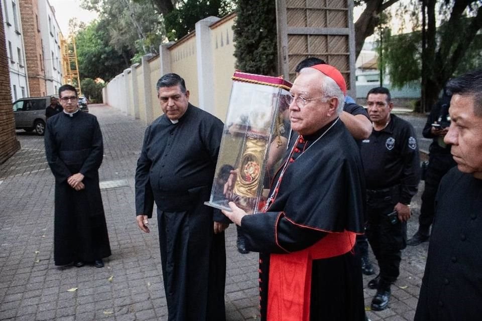 El Cardenal José Francisco Robles Ortega, Arzobispo de Guadalajara, carga la urna que contiene la reliquia de San Judas Tadeo.