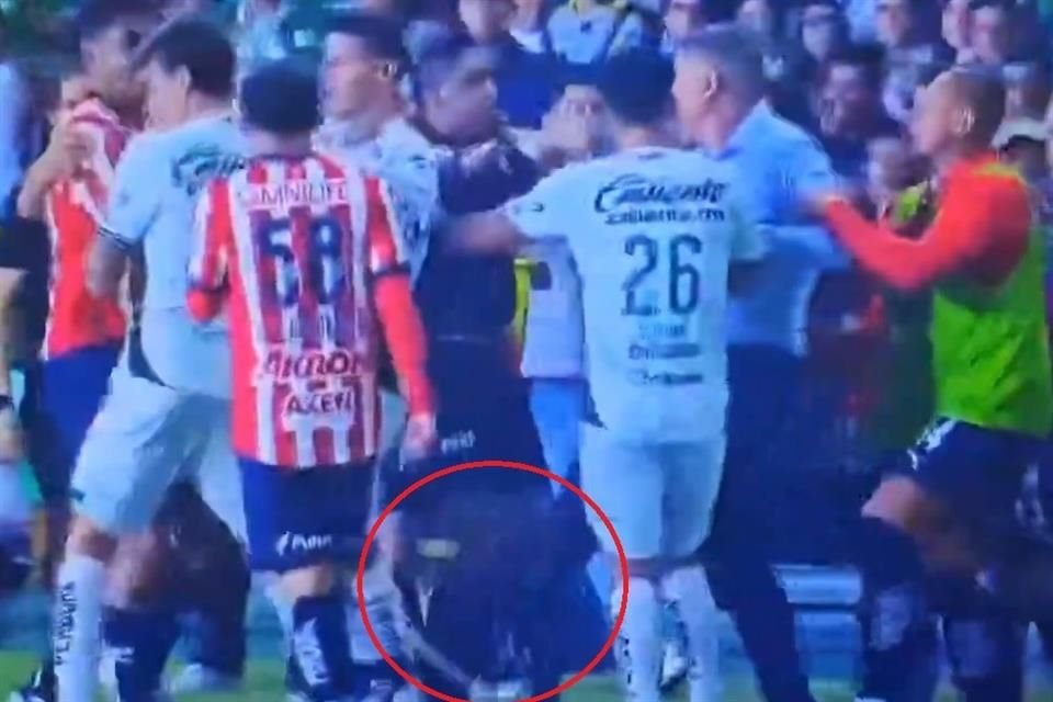 El técnico de Chivas, Óscar García, sufrió su primera expulsión en la Liga MX, y le podría traer una fuerte sanción por patear a jugador.