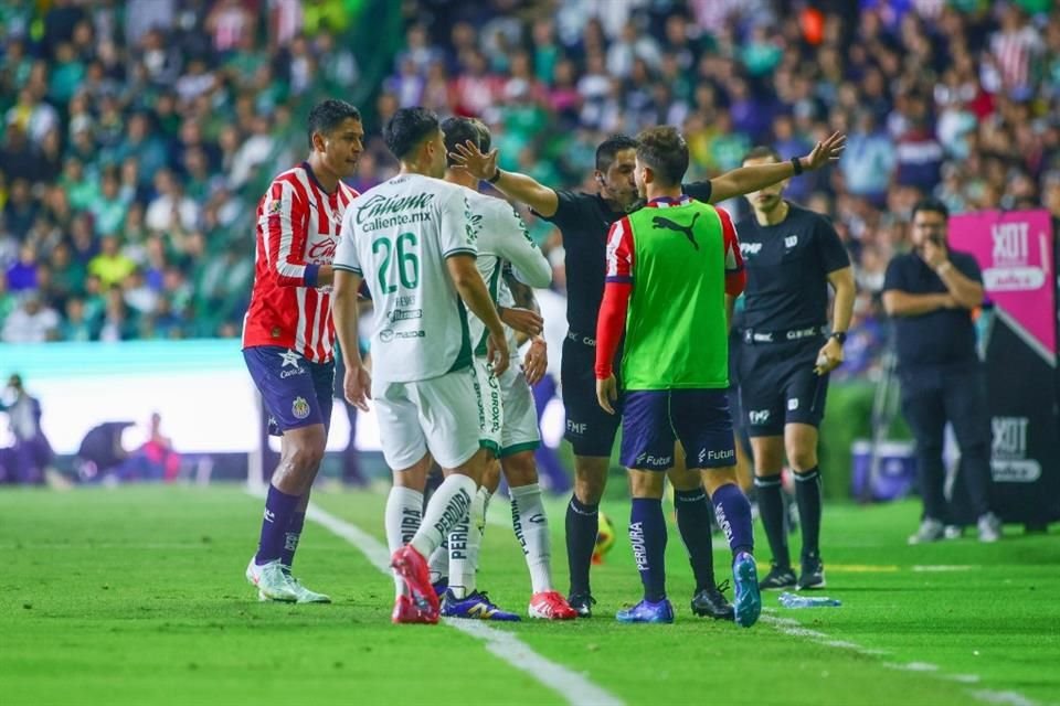 Chivas perdió 2-1 ante el León, en un partido donde tuvieron lugar varias jugadas controversiales.