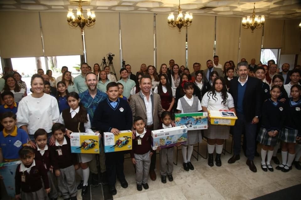 Escuelas de Jalisco recibieron kits de bloques de Lego para realizar actividades relacionadas con ciencia y tecnología.