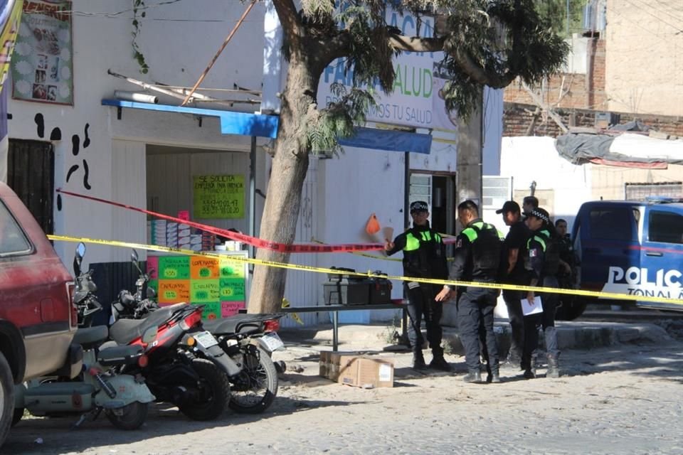 En un intento de robo a una farmacia, un presunto ladrón resultó herido de bala en la Colonia Basilio Badillo, de Tonalá y se encuentra grave.