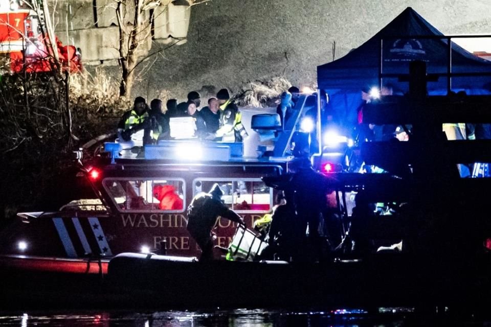 Autoridades han recuperado al menos 30 cuerpos del río Potomac, tras choque de helicóptero y avión cerca de Washington, según reportes.