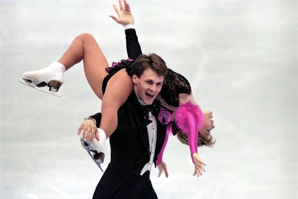 La pareja de patinadores artísticos rusos Evgenia Shishkova y Vadim Naumov, que ganó título mundial en 1994, estaban a bordo de un avión de pasajeros estadounidense que se estrelló en Washington.