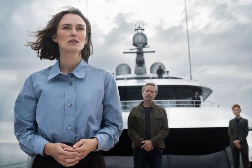 Primer vistazo a Keira Knightley y Guy Pearce en The Woman in Cabin 10 (título en español a confirmar), que llegará a Netflix en 2025.