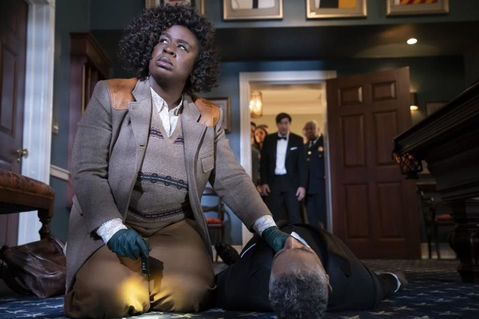 Uzo Aduba es protagonista en La residencia, la impredecible novela policíaca de Shondaland, ambientada dentro de la Casa Blanca.