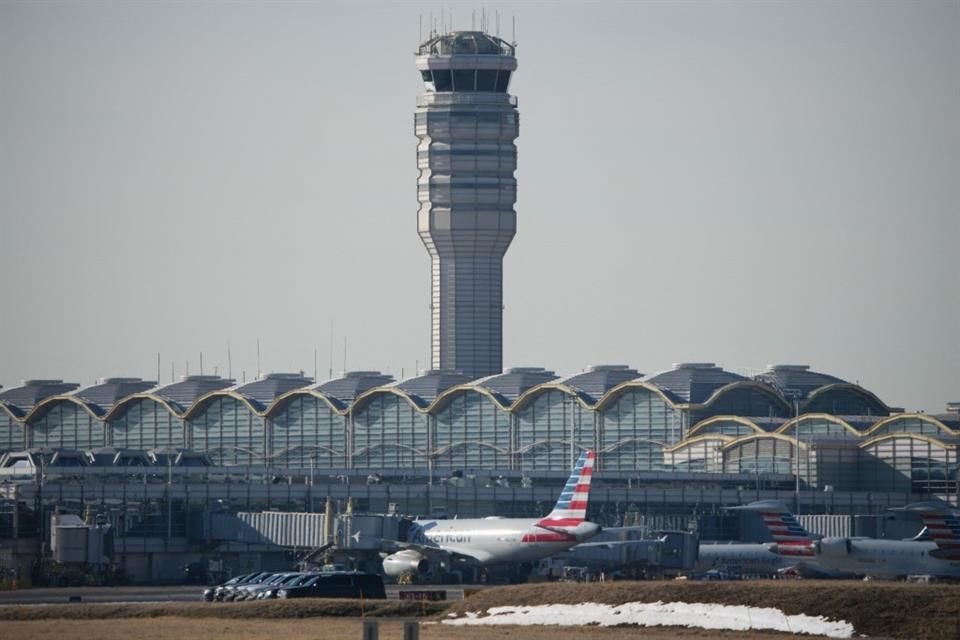 No era habitual cantidad de personal en torre de control de Aeropuerto Reagan antes de accidente, según NYT.