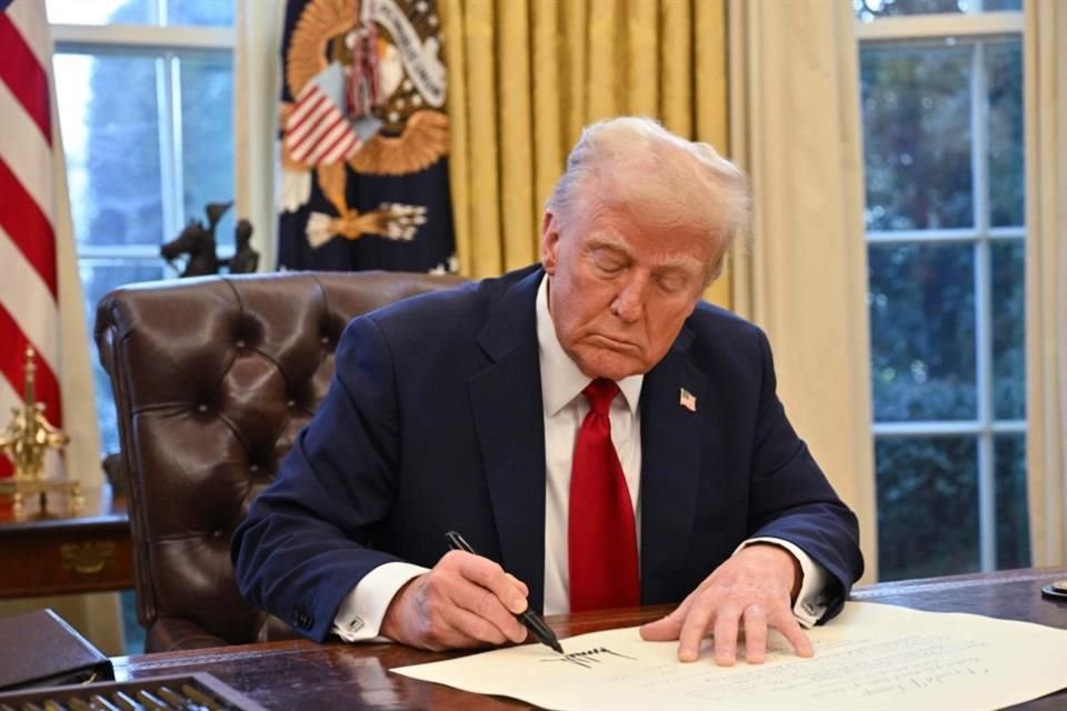 El Presidente Donald Trump firma una orden ejecutiva en la Oficina Oval el 30 de enero del 2025.