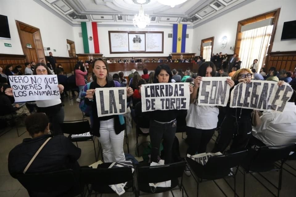 Mujeres se manifiestan contra las corridas de toros mientras se realizaba la sesión del Ayuntamiento de Guadalajara.