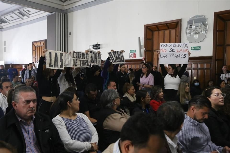 Mujeres se manifiestan contra las corridas de toros mientras se realizaba la sesión del Ayuntamiento de Guadalajara.