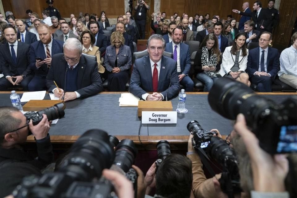 El ex Gobernador Doug Burgum durante una audiencia ante el Comité del Senado de Energía y Recursos Naturales, el 16 de enero del 2025.