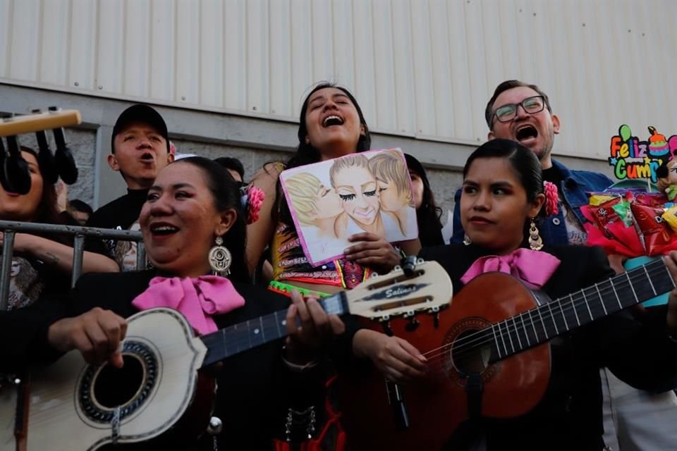 Con flores, globos, regalos y hasta jícama (de la cual se ha declarado fan), los seguidores de Shakira buscaban celebrar a la artista, que regresará a los escenarios con su nueva gira.