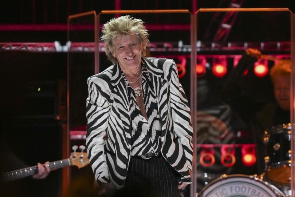 Rod Stewart puso a bailar a todos con su música.