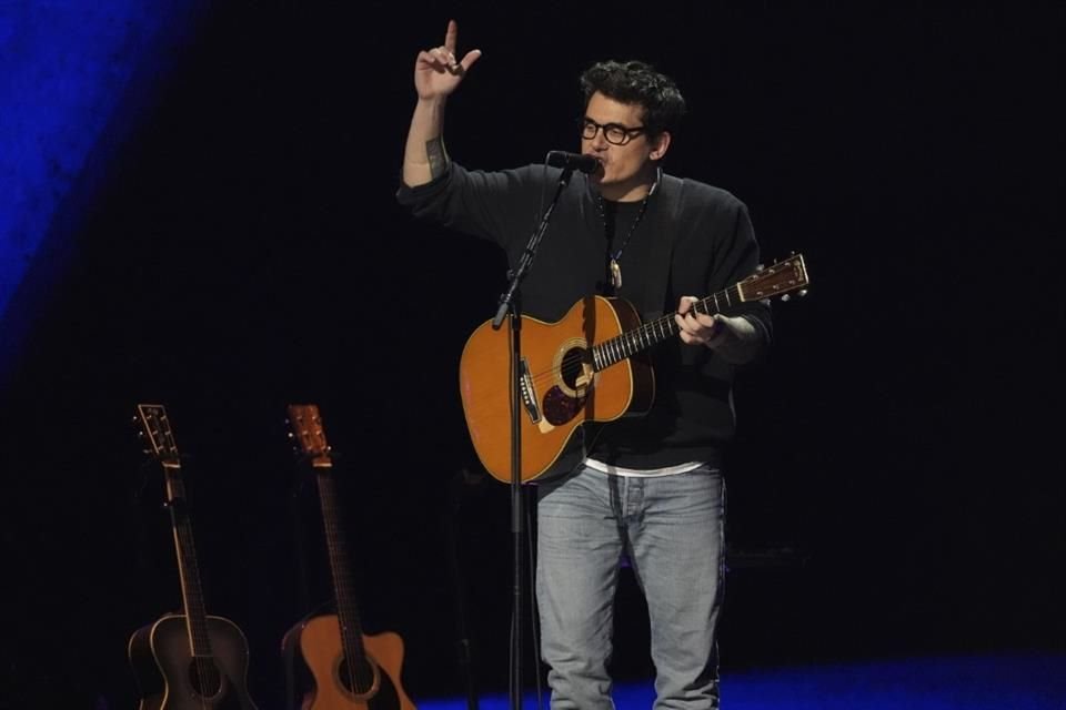 John Mayer ofreció un set nostálgico y romántico.