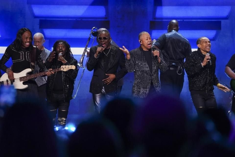 La banda Earth, Wind & Fire se encargó de elevar el ánimo.