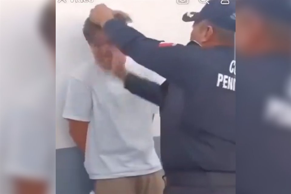 En la grabación se observa que el influencer golpeado en el rostro por un custodio.