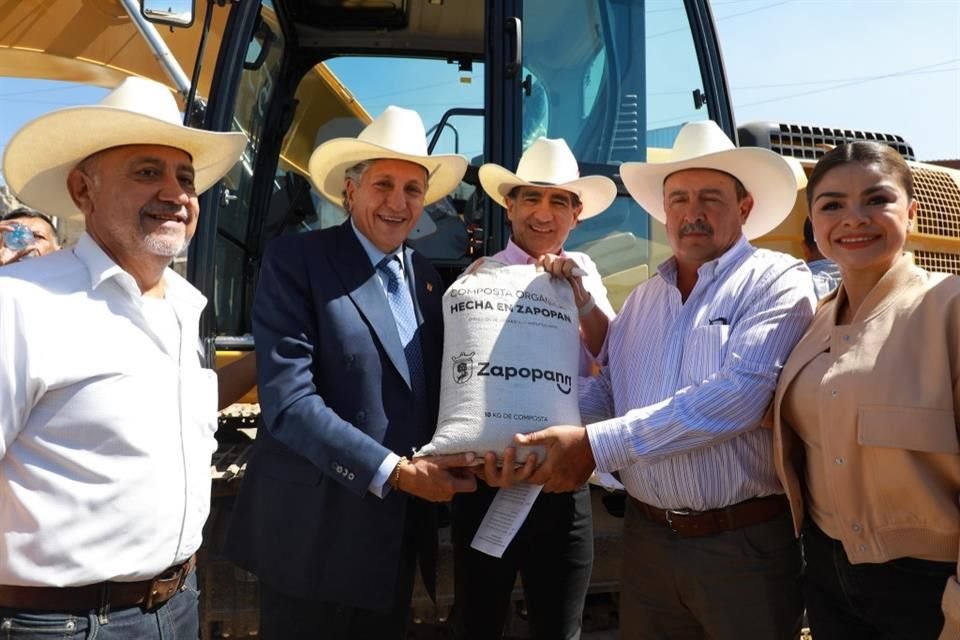 El Alcalde, Juan José Frangie (de saco), encabezó la entrega de maquinaria y composta a productores agrícolas de Zapopan.